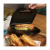 ¡Prepara sándwiches tipo panini deliciosos y saludables con la sanduchera KALLEY K-SMP200N negra! Con capacidad para dos sándwiches, placas antiadherentes, y un seguro desprendible para un uso seguro. ¡Agrega ingredientes frescos y crea desayunos saludables y llenos de sabor!